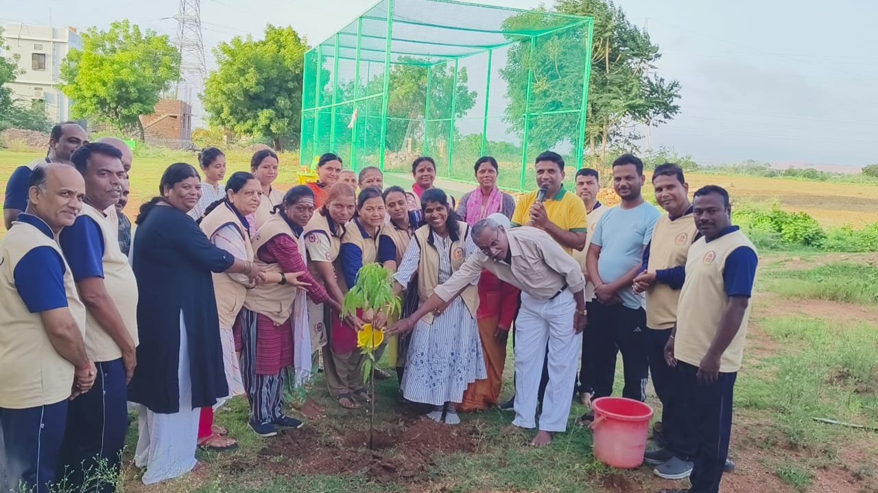ಸವಿತಾ ಚಲವಾದಿ ಅವರ ಹುಟ್ಟುಹಬ್ಬದ  ಸವಿನೆನಪಿಗಾಗಿ ಶಾಲಾ ವಿದ್ಯಾರ್ಥಿಗಳಿಗೆ ಪೆನ್ನು,ನೋಟಬುಕ್ ವಿತರಿಸಲಾಯಿತು.